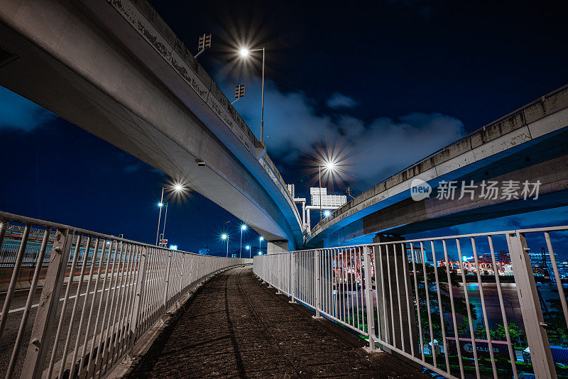 夜晚的桥边人行道