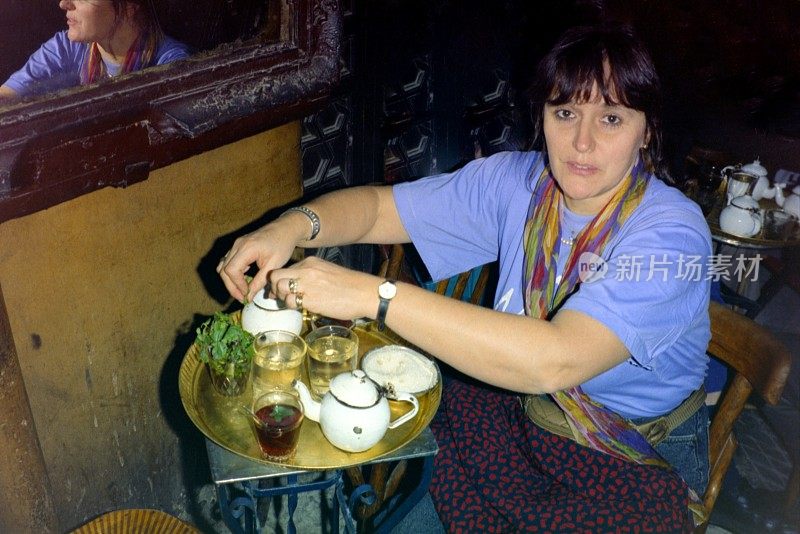 年代。在最古老的传奇咖啡馆喝薄荷茶。老开罗，埃及，1991年。