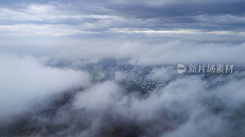 鸟瞰陶纳斯山的雾