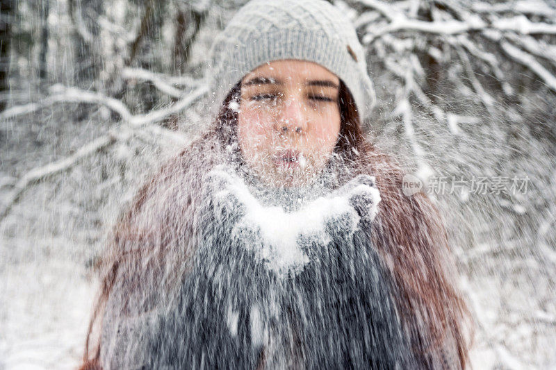 十几岁的女孩吹走了雪