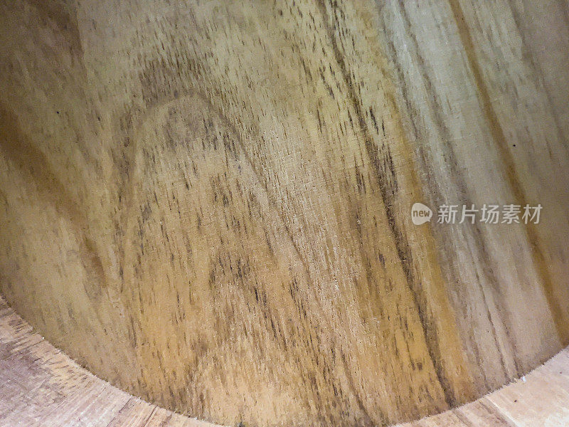 一幅用轻木头做成的圆形器皿的画。