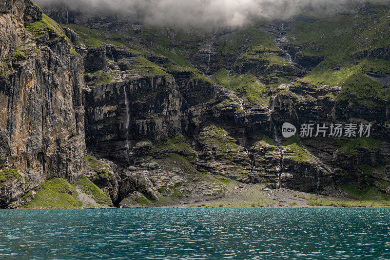 瑞士Oeschinensee湖上的高山和云雾