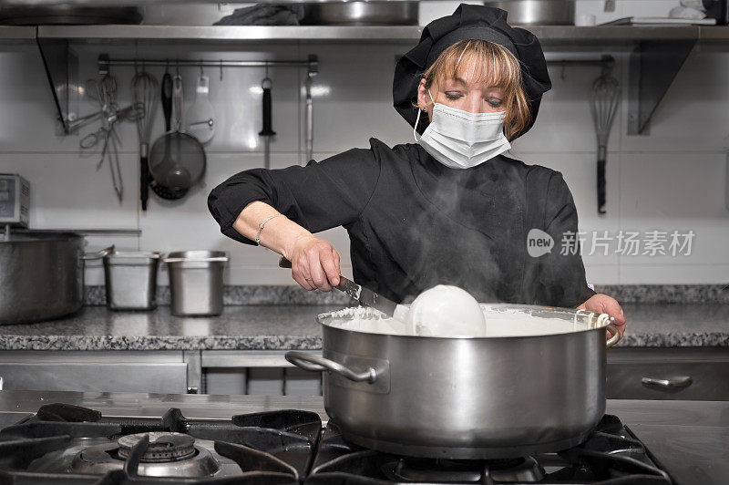 肖像自信的女厨师工作在商业厨房。高质量的照片