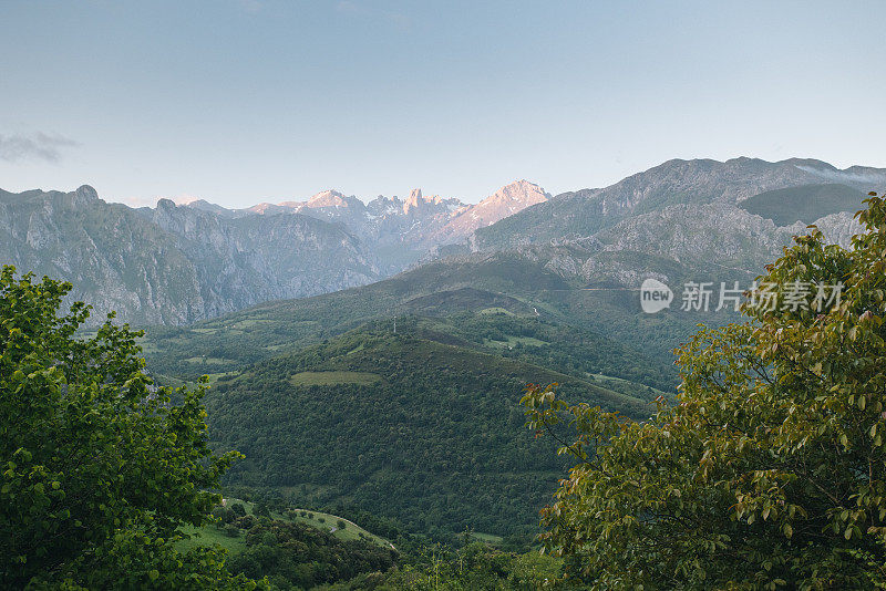 日出时山脉的风景