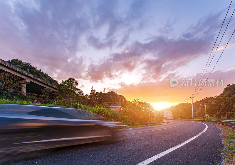 高速公路在夕阳下