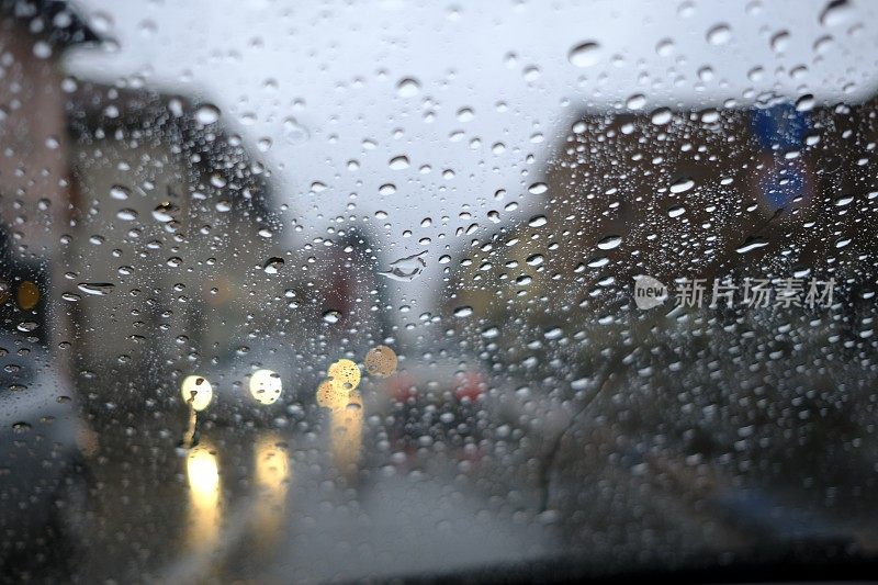 在雨中开车