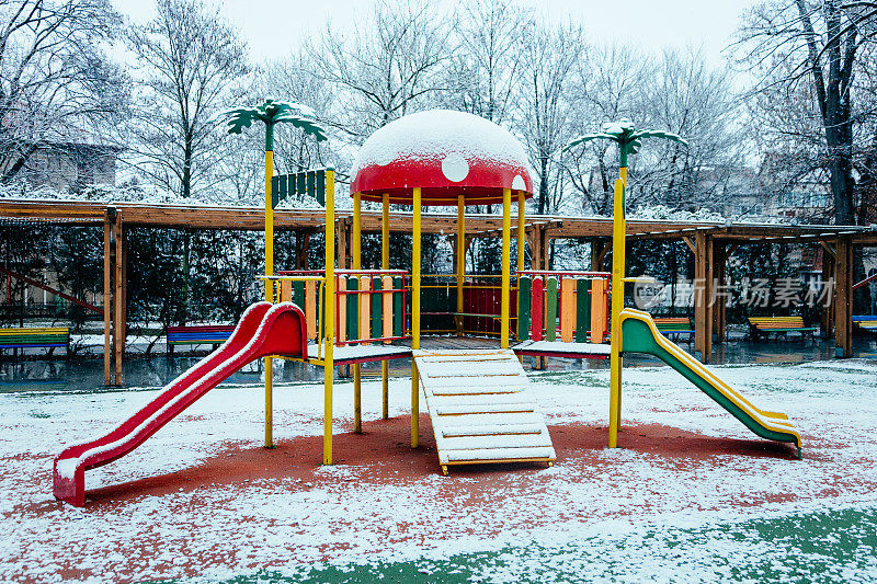 被遗弃的儿童游乐场在雪地里