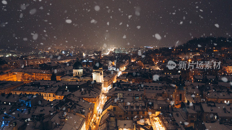 鸟瞰图，圣诞夜的魔法时间在雪城