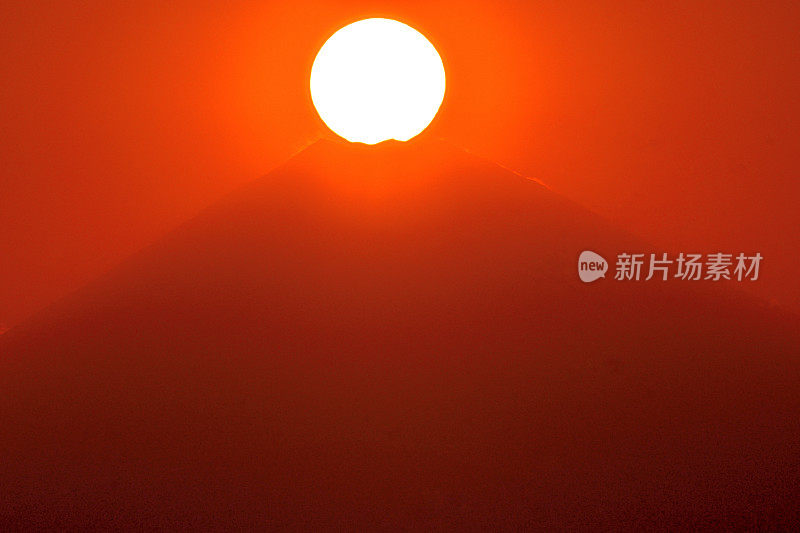 从神奈川县三浦半岛看富士山日落和日落后