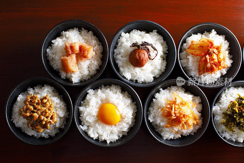 日本家庭烹饪，配菜放在热米饭上