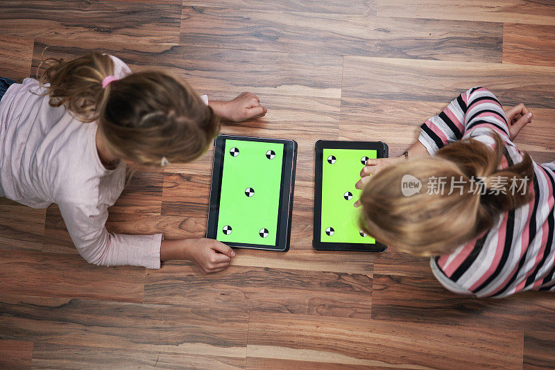 小女孩玩平板绿屏
