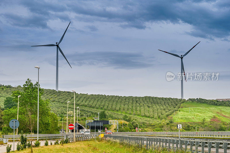 意大利南部的一座风电场位于种植着葡萄园和橄榄园的山丘之间