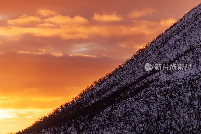 黎明雪坡，挪威的冬天，北极圈附近