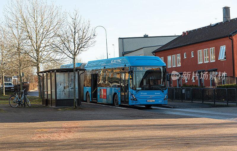 758号线的电动公交车经过埃克兰达的一个公交站。