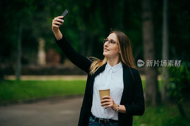 女商人在街上自拍