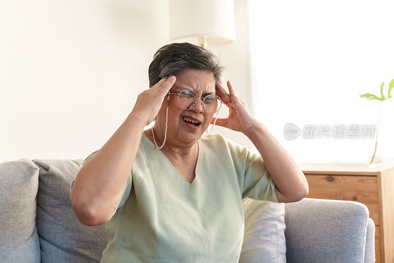 患有头痛或偏头痛的亚洲老年妇女