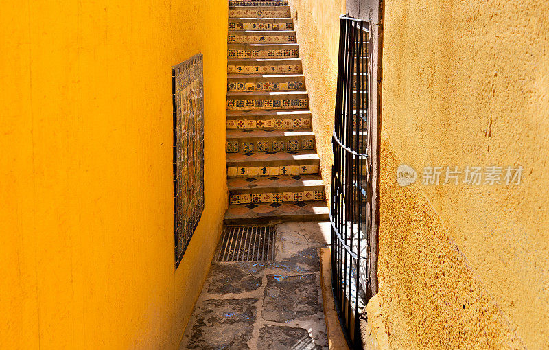 墨西哥，圣米格尔德阿连德在历史名城中心的彩色建筑和街道