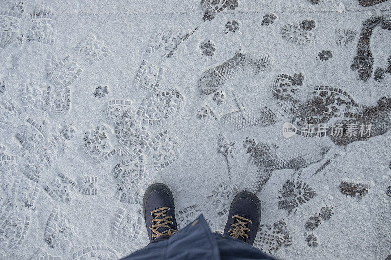 雪地上的脚印