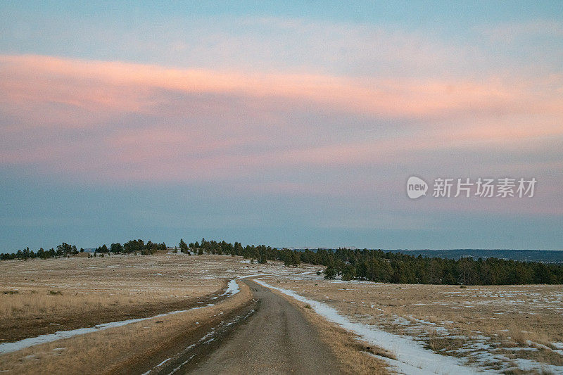 黄昏的蒙大拿牧场景色，牧场道路通向日落