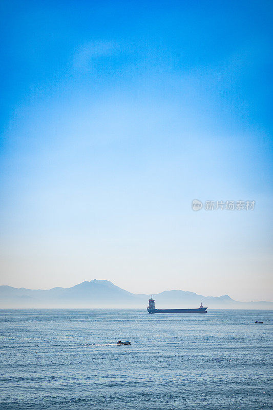 维苏维奥和那不勒斯海湾的景色，船只和蓝天，水上货运