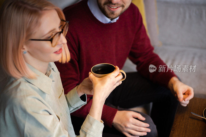 人，沟通和约会的概念-年轻幸福浪漫的情侣喝茶和咖啡或在咖啡馆喝茶。