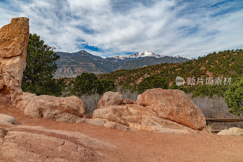 天神花园和派克峰的古老砂岩岩层
