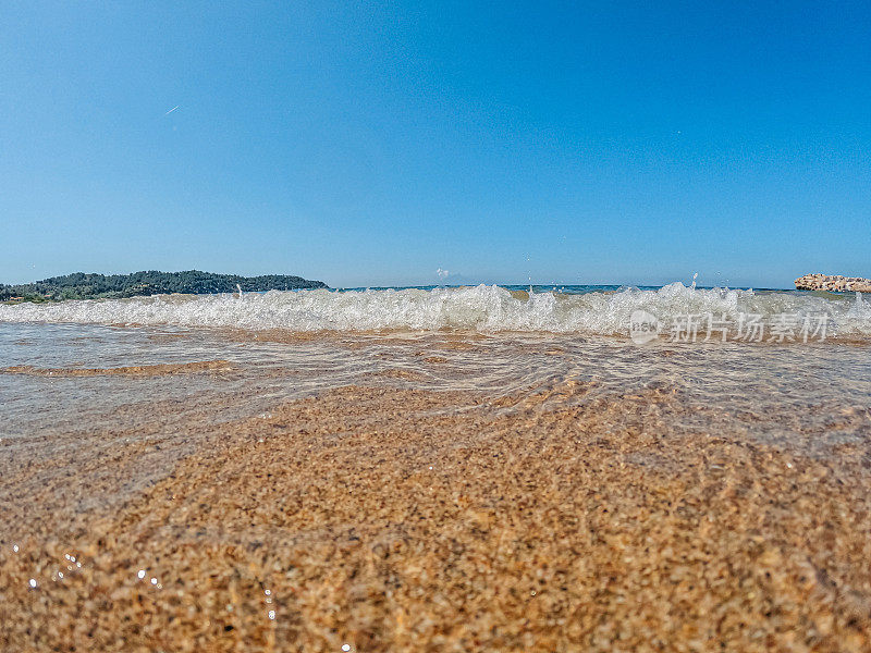 沙滩上浪花飞溅