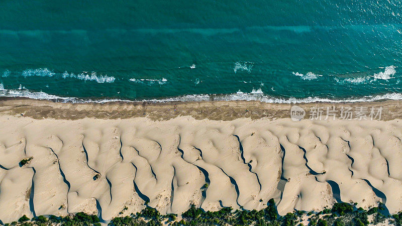 空中无人机查看帕塔拉海滩沙丘，鸟瞰自然日落沙丘和沙漠景观海滩在帕塔拉，土耳其，沙漠和海并排，鸟类的眼睛海岸线，美丽的沙子景观