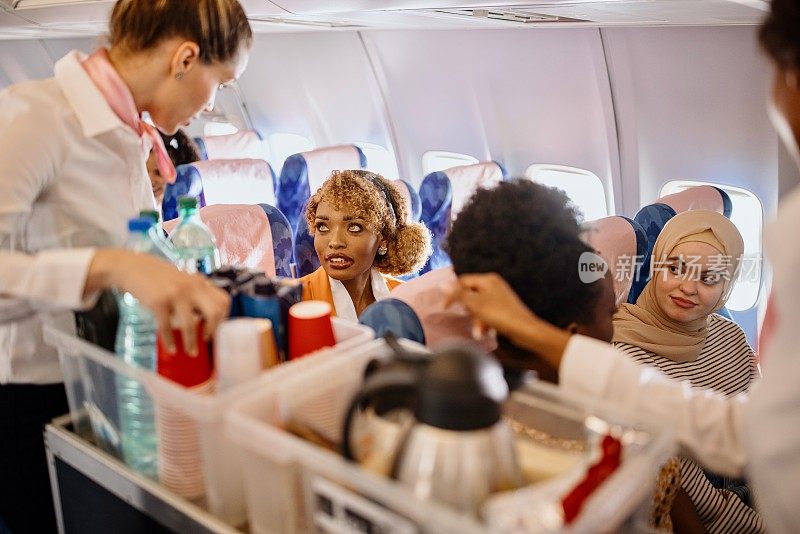 在飞机上为乘客提供食物和饮料的空姐