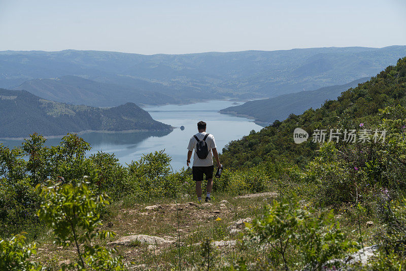 在黑海地区Samsun省Vezürköprü的峡谷中，一名男子在Kızılırmak河的视角下徒步旅行