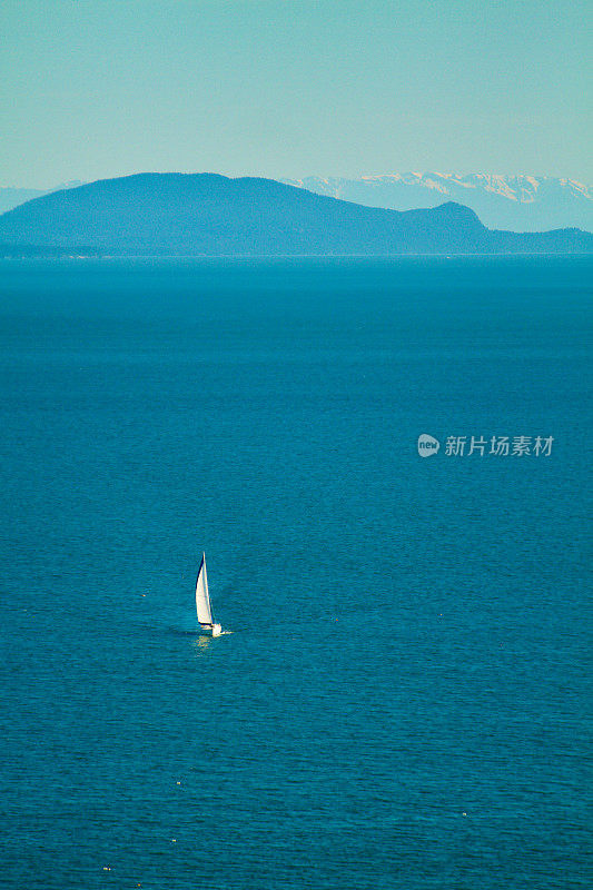 帆船与海洋，山景背景
