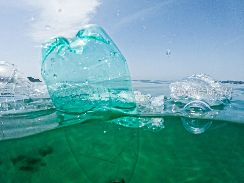 漂浮在海上的塑料瓶