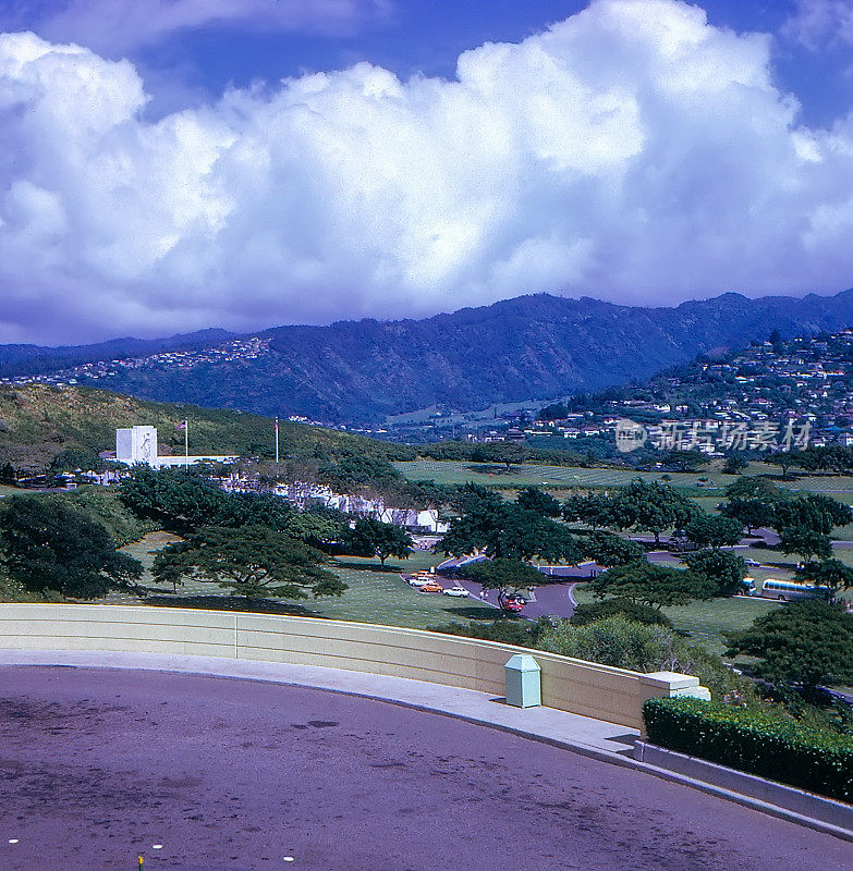 1980年代老复古复古风格正面电影扫描的太平洋国家纪念馆，檀香山，美国