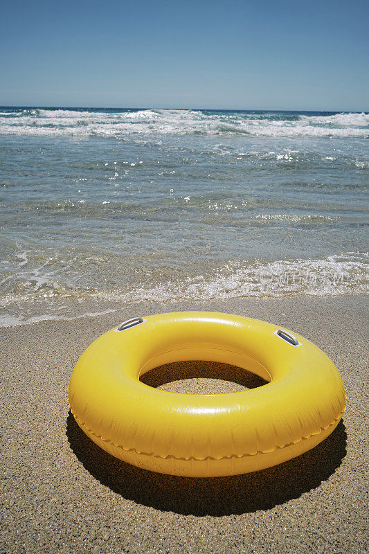 6月的一个阳光明媚的日子，康沃尔郡潘文德海滩的海岸线上出现了黄色的橡胶圈。