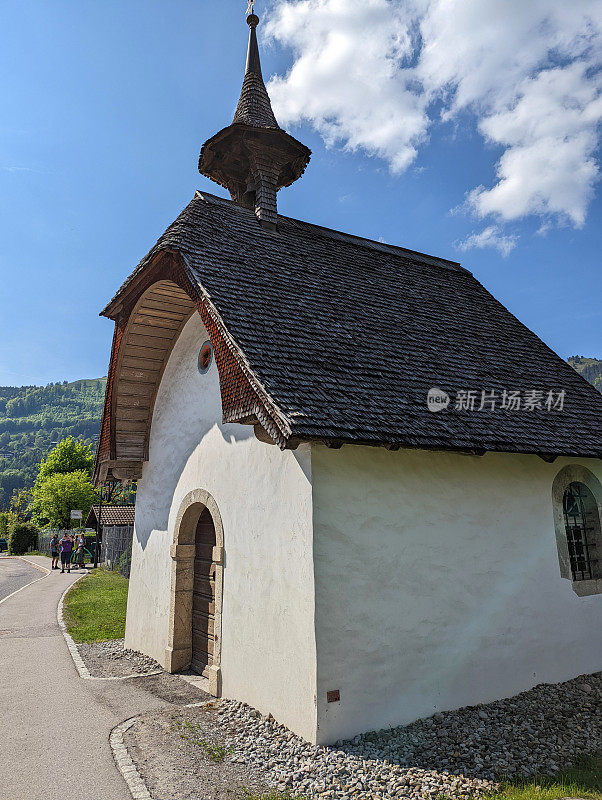位于瑞士格鲁耶尔区和弗里堡州附近的一个山村的路边小教堂