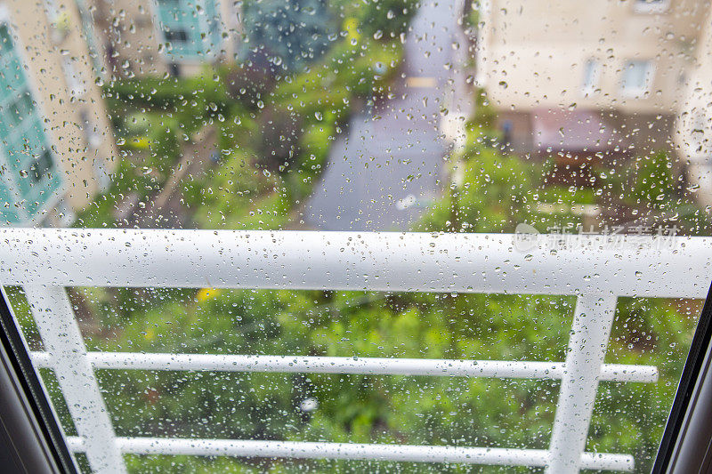 雨季湿窗特写