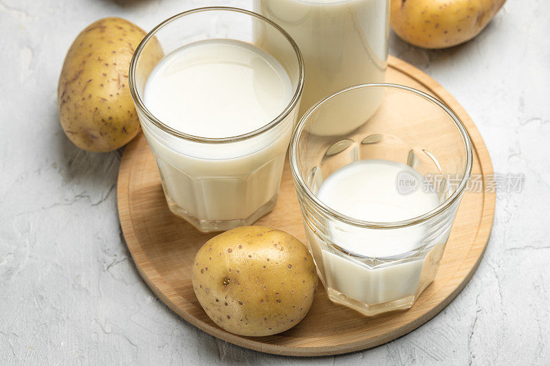 玻璃素食土豆奶和生土豆。替代植物奶。超级食品的概念。健康,干净的吃。素食或无麸质饮食。俯视图