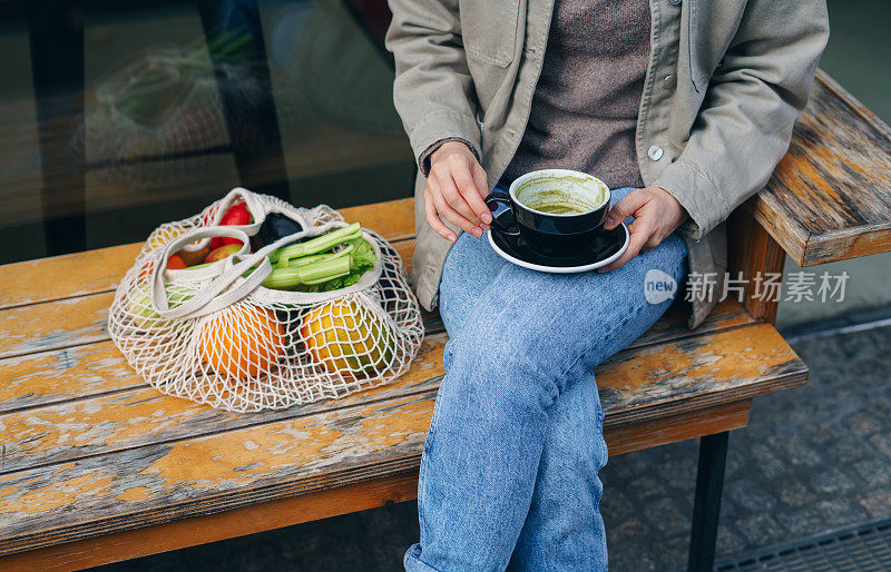 买完东西后喝抹茶拿铁的女人