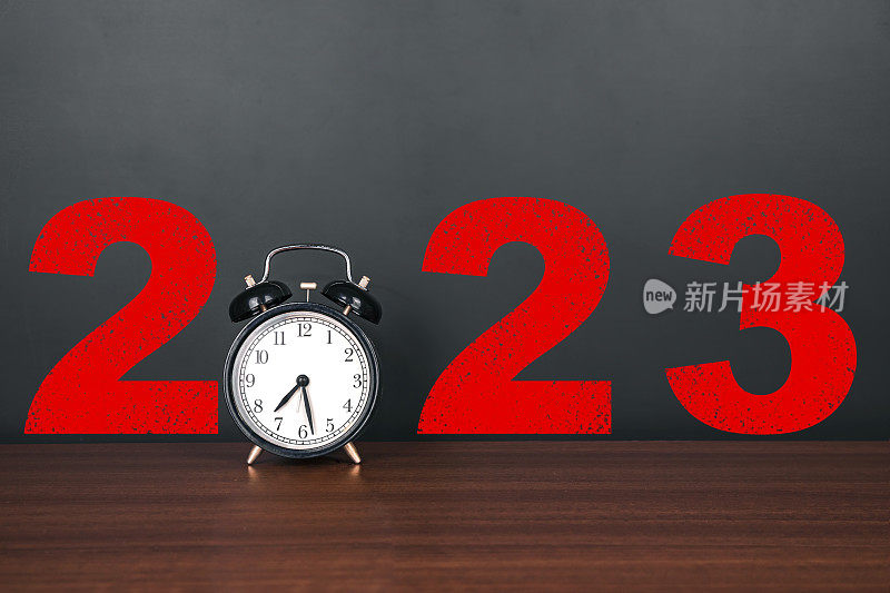 新年快乐:用时钟在黑板上写通往2023年的路