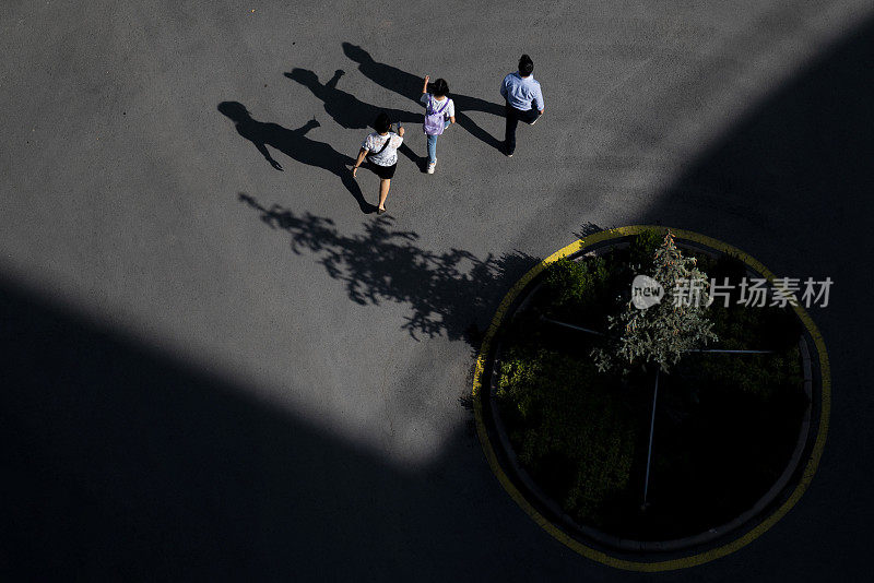 从上面拍摄的人的影子落在地面上