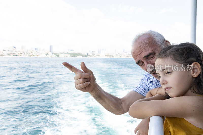 爷爷和孙子乘渡船旅行
