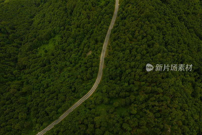 无人机俯瞰山上的道路