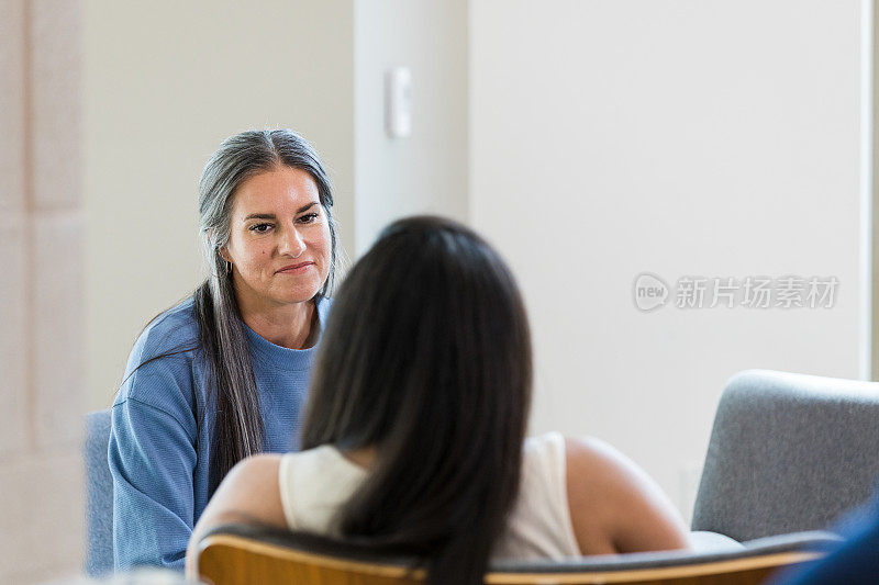 成熟的朋友会同情地倾听面目全非的年轻女子