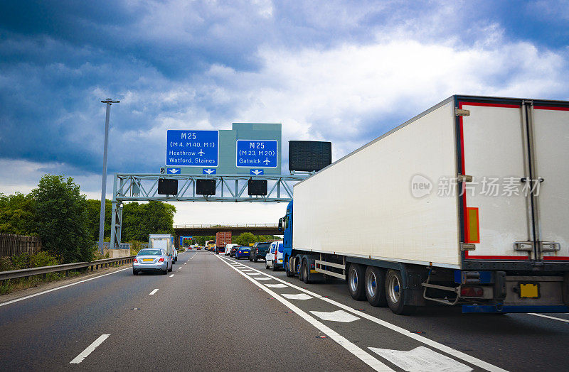 伦敦M3和M25高速公路标志通往英国英格兰的盖特威克机场和希思罗机场