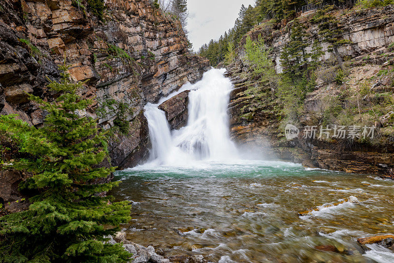 加拿大阿尔伯塔省沃特顿湖国家公园的卡梅伦瀑布