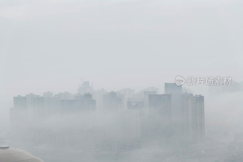 早晨，浓雾笼罩着城市建筑