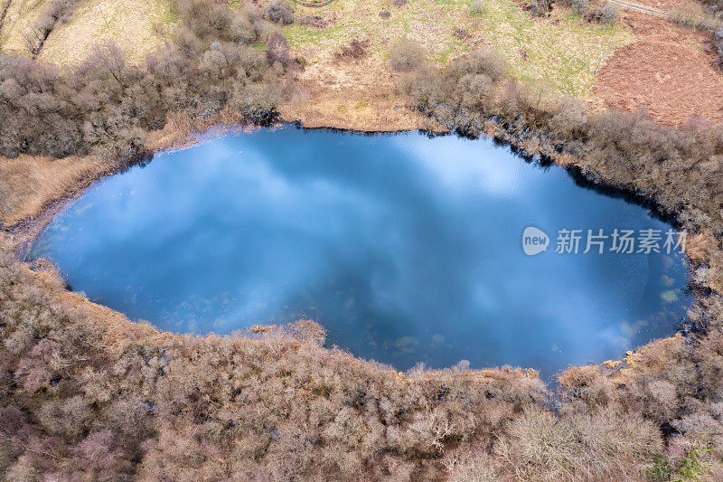 苏格兰乡村的一个小湖的鸟瞰图