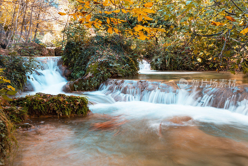 瀑布背景照片创造的小溪在森林中流动