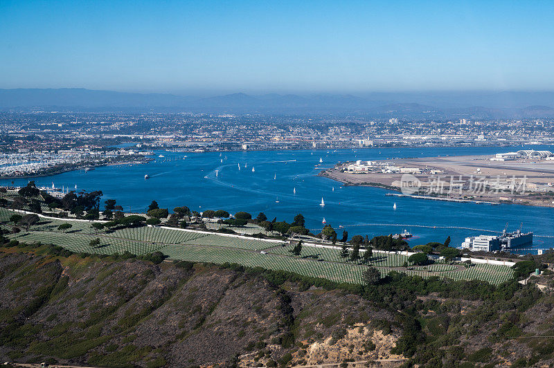 加利福尼亚州圣迭戈的罗斯科兰斯堡公墓鸟瞰图，背景是科罗纳多军事基地和帆船