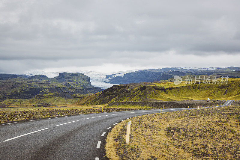 在穿越冰岛冰川景观的路上